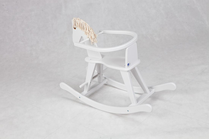 Biały, drewniany koń na biegunach z obejmą