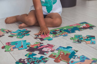 Świecące puzzle z mini-lampką UV Las 24 elementy 3+ Janod 