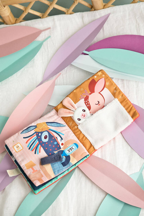 Materiałowa edukacyjna książeczka z mini przytulanką sarenka Stella i jej przytulanka LILLIPUTIENS