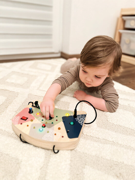 Edukacyjna tablica aktywności motorycznej z przełącznikami i światłem LED Small Foot