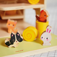 Drewniana farma z otwieranym dachem i figurkami Janod