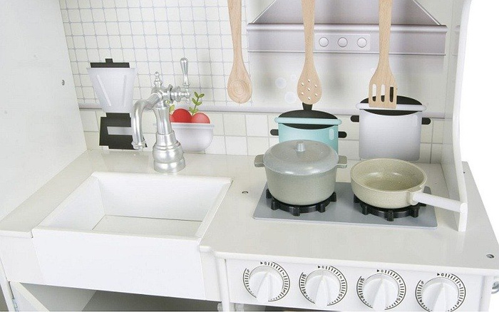 Kuchnia dla dziecka z lodówką, drewniana. Biały aneks