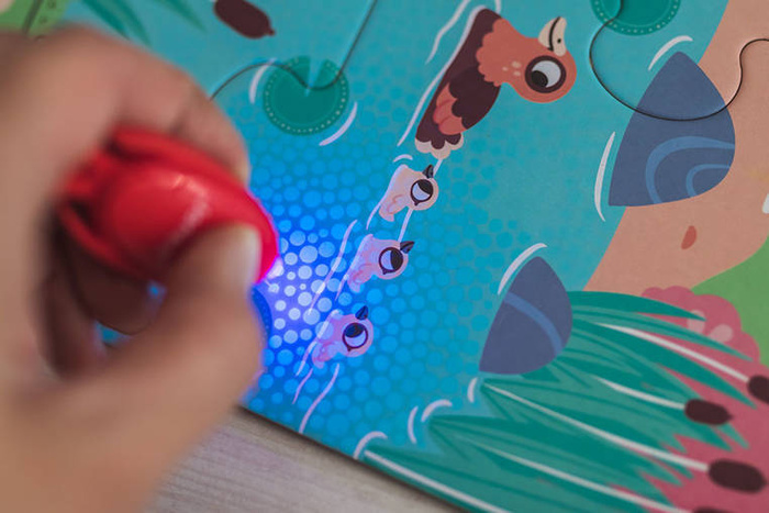 Świecące puzzle z mini-lampką UV Las 24 elementy 3+ Janod