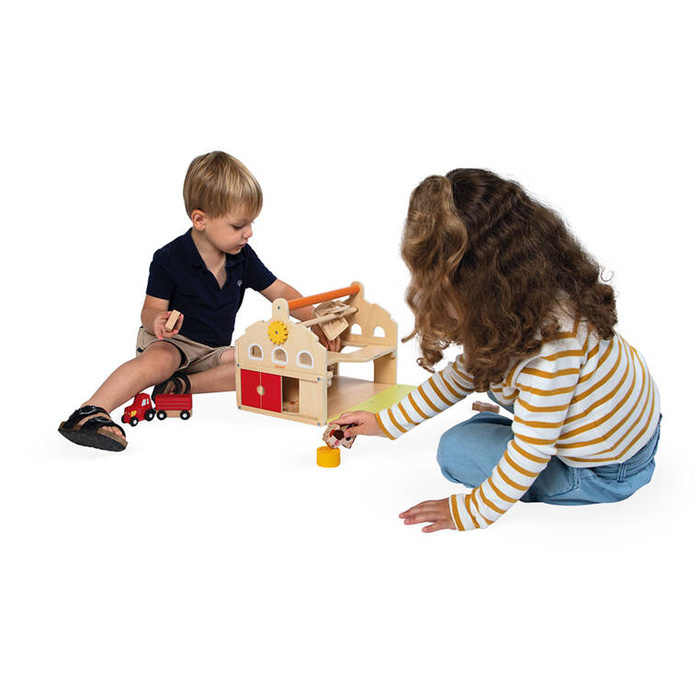 Drewniana farma z otwieranym dachem i figurkami Janod