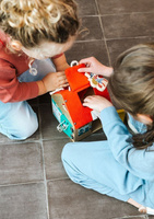 Drewniany domek manipulacyjny z zamkami Lisek Włamywacz Lilliputiens 