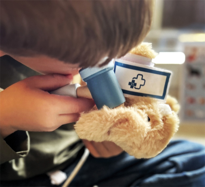 Pluszowy królik z torbą weterynarza i akcesoriami Small Foot