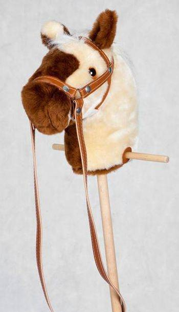 Kasztanek w plamy koń na kiju z kółeczkami pluszowy Hobby Horse Mumbee