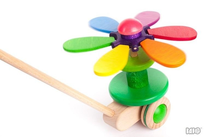 Drewniana zabawka do pchania na kijku, pchacz Karuzela Kwiatuszek, Bajo