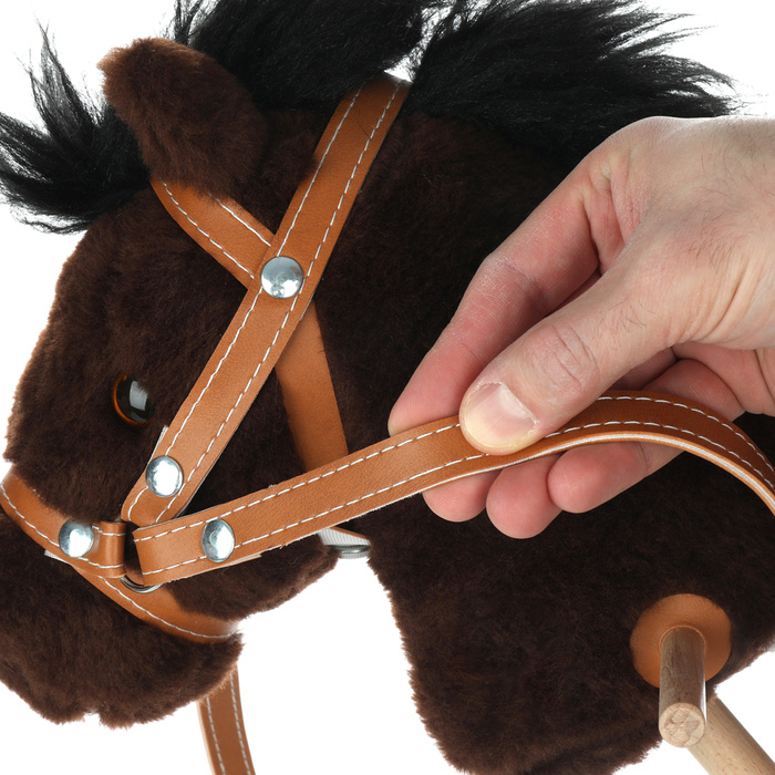 Brązowy koń na kiju z kółeczkami pluszowy Hobby Horse Mumbee