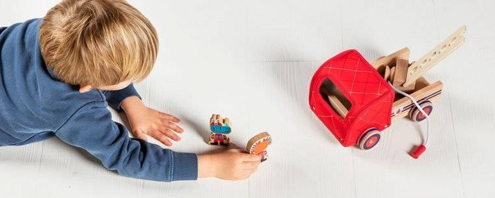 Drewniany wóz strażacki z rozwijanym wężem, drabiną i dzwonkiem Nosorożec Marius Lilliputiens