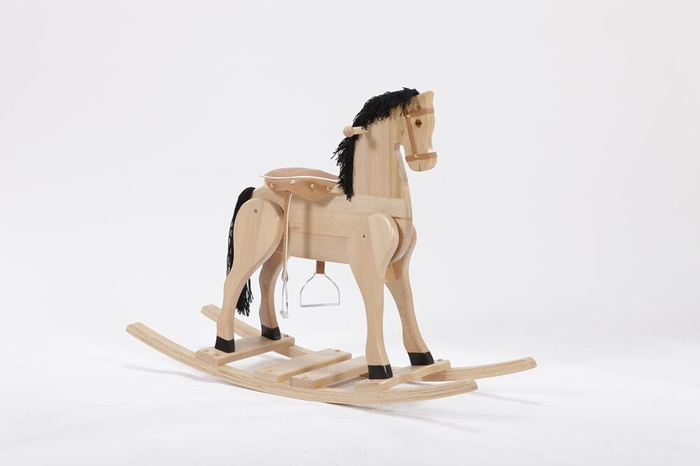 Drewniany koń na biegunach. Piękny rumak z siodłem