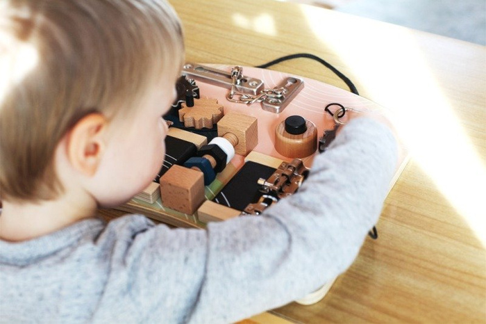 Tablica manipulacyjna z zamkami Small Foot