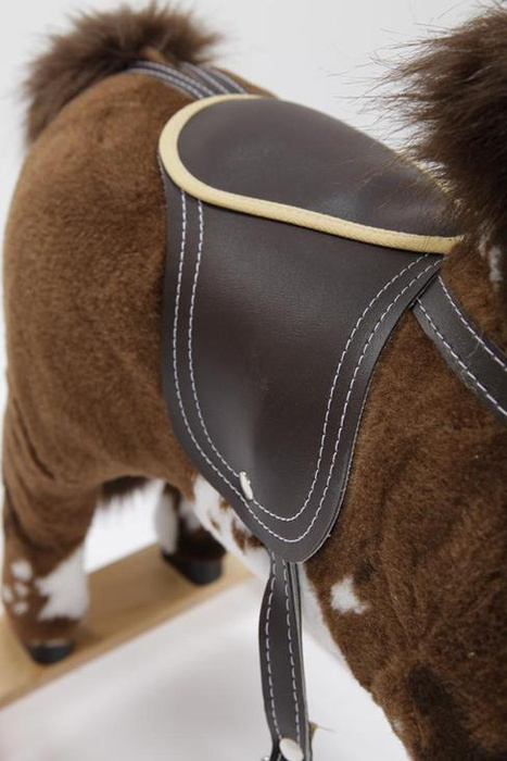 Brązowy z łatami mały koń na biegunach dla najmłodszych Makar