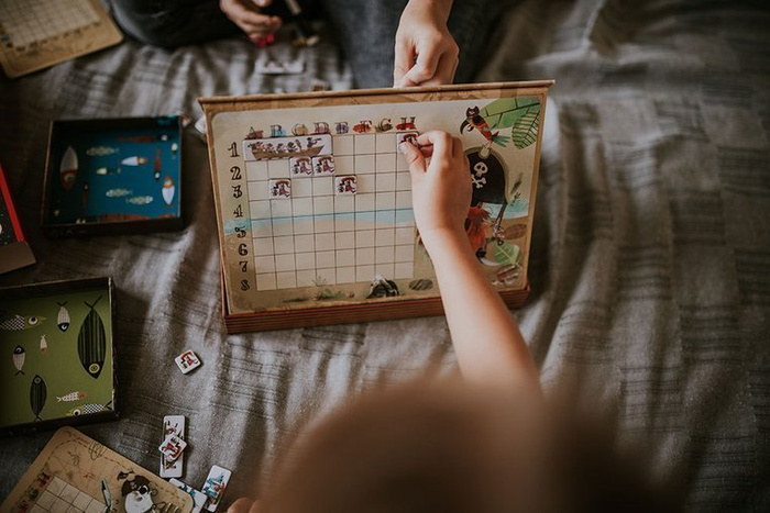 Gra dla dzieci z magnetyczną tablicą. Statki piratów, Janod