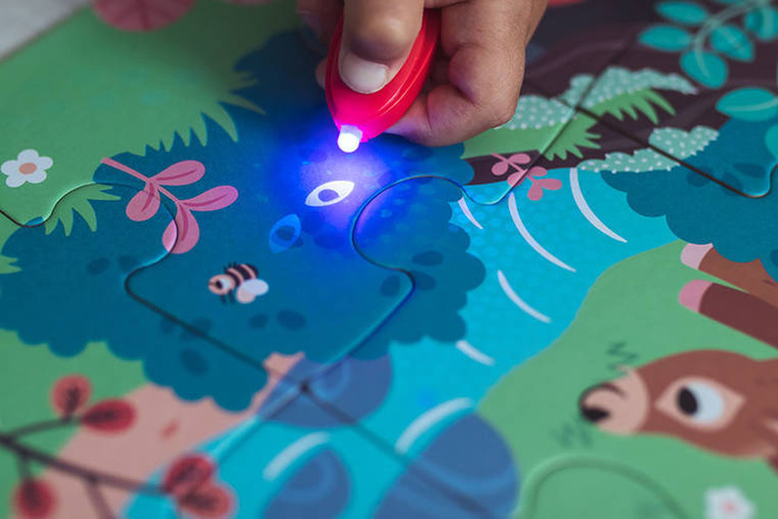 Świecące puzzle z mini-lampką UV Las 24 elementy 3+ Janod