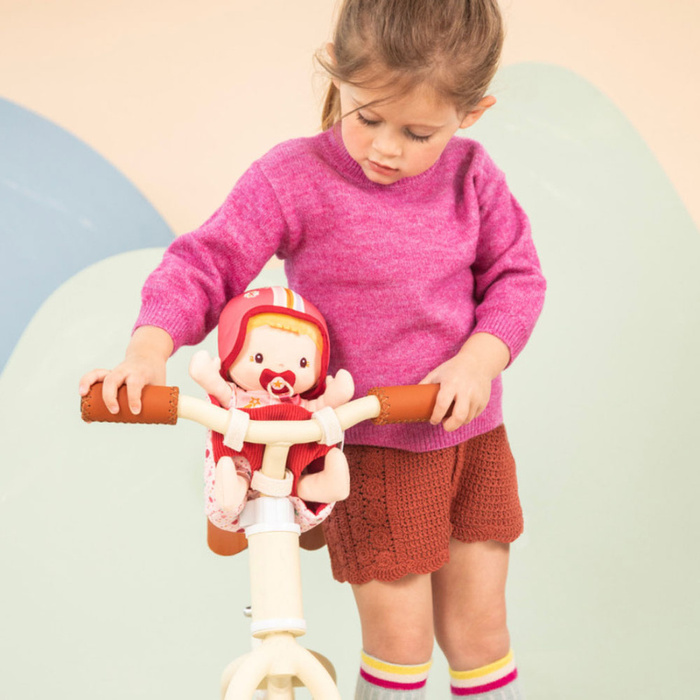 Lalka Lena z akcesoriami w foteliku rowerowym Lilliputiens