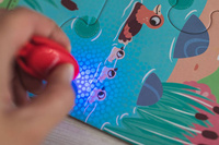 Świecące puzzle z mini-lampką UV Las 24 elementy 3+ Janod 