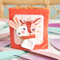 Materiałowa edukacyjna książeczka z mini przytulanką sarenka Stella i jej przytulanka LILLIPUTIENS 