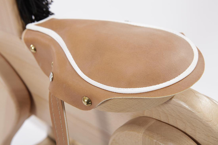 Drewniany koń na biegunach. Piękny rumak z siodłem