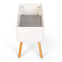 Białe drewniane łóżeczko dla lalki z materacem Astrup