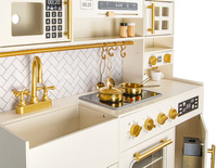 Drewniana kuchnia zabawkowa dla dzieci z bogatym wyposażeniem