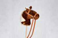 Kasztanek w plamy koń na kiju z kółeczkami pluszowy Hobby Horse Mumbee