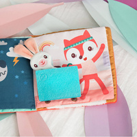 Materiałowa edukacyjna książeczka z mini przytulanką sarenka Stella i jej przytulanka LILLIPUTIENS 