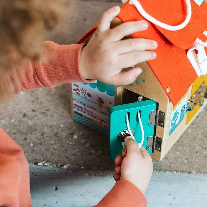 Drewniany domek manipulacyjny z zamkami Lisek Włamywacz Lilliputiens