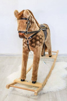 Brązowy średni koń na biegunach dla najmłodszych