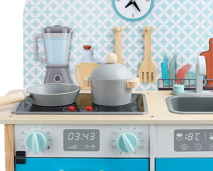 Drewniana kuchnia dla dzieci z zegarem niebieska