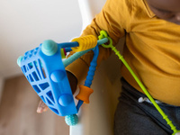 Zestaw 3 silikonowych pasków do zabawek w ciepłych kolorach Liinklz Möbi