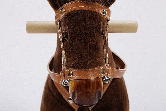 Brązowy mały koń na biegunach dla najmłodszych Makar