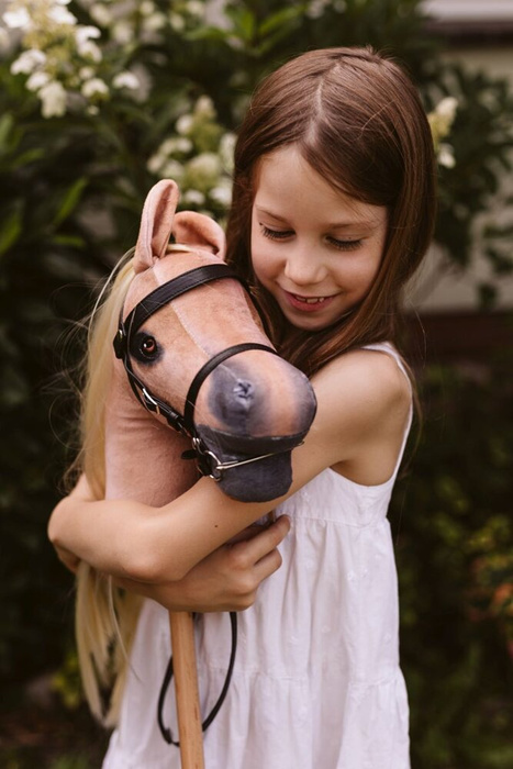 Hobby Horse Koń na kiju z otwartą buzią Spirit Astrup Blond