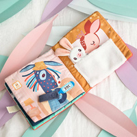 Materiałowa edukacyjna książeczka z mini przytulanką sarenka Stella i jej przytulanka LILLIPUTIENS 