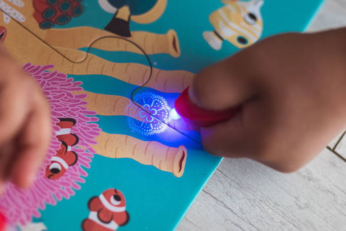 Świecące puzzle z mini-lampką UV Las 24 elementy 3+ Janod