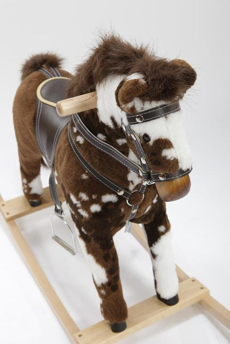 Brązowy z łatami mały koń na biegunach dla najmłodszych Makar