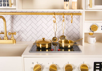 Drewniana kuchnia zabawkowa dla dzieci z bogatym wyposażeniem