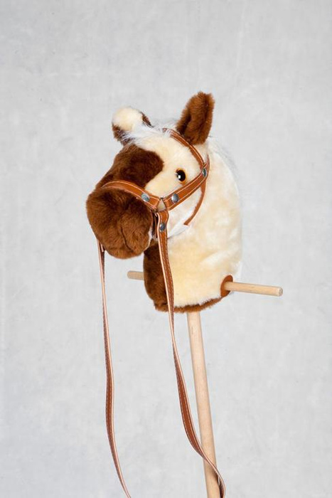 Kasztanek w plamy koń na kiju z kółeczkami pluszowy Hobby Horse Mumbee