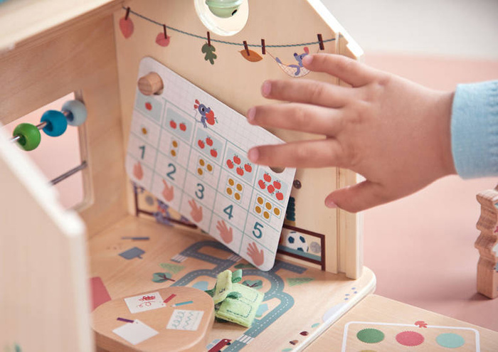 Drewniany multifunkcyjny zestaw do zabawy w Szkołę z 3 figurkami i akcesoriami Lilliputiens