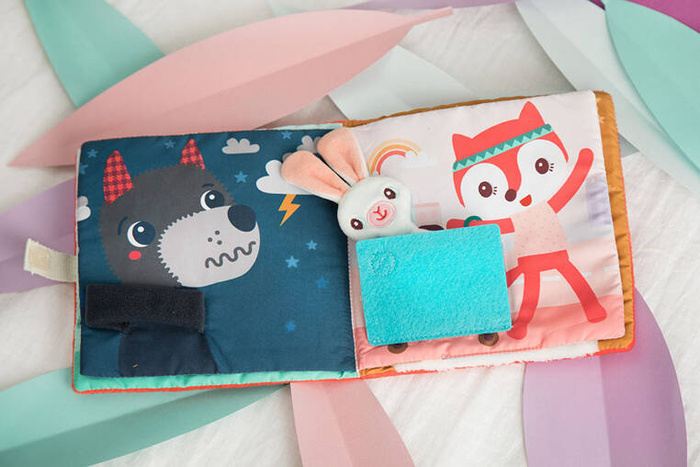 Materiałowa edukacyjna książeczka z mini przytulanką sarenka Stella i jej przytulanka LILLIPUTIENS