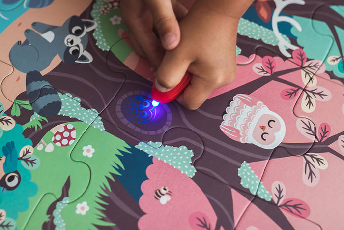Świecące puzzle z mini-lampką UV Las 24 elementy 3+ Janod