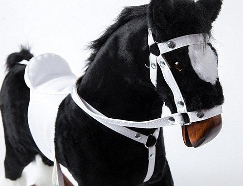 Kary koń na biegunach Karl z białym siodłem