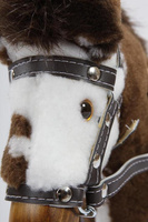 Brązowy z łatami mały koń na biegunach dla najmłodszych Makar