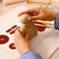 Modelowanie rzeźby niedźwiedzia z naturalnej gliny AGA Atelier 84 Djeco