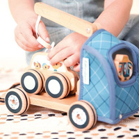 Drewniany holownik z ruchomym hakiem i autkiem Osiołek Ignace Lilliputiens