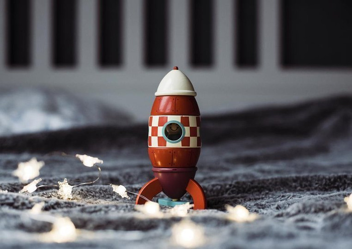 Magnetyczna, drewniana rakieta z małym astronautą, Janod