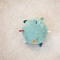 Pluszowa piłka sensoryczna z pozytywką wielofunkcyjna Smok Joe Lilliputiens