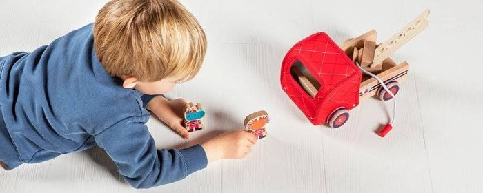 Drewniany wóz strażacki z rozwijanym wężem, drabiną i dzwonkiem Nosorożec Marius Lilliputiens