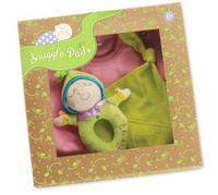 Zestaw upominkowy dla niemowlaka. Grzechotka, czapeczka, body, Manhattan Toy