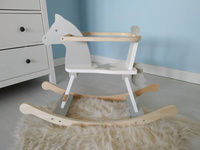 Drewniany konik na biegunach wyposażony w barierkę Altero Goki